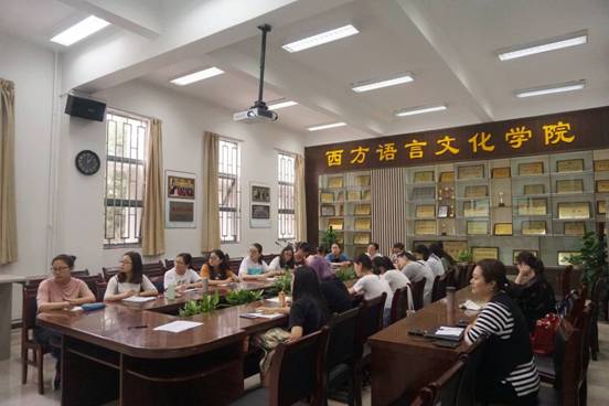 10_全体与会人员认真听讲